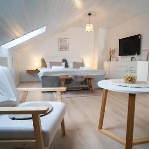  Apartment Charmantes Mit Balkon